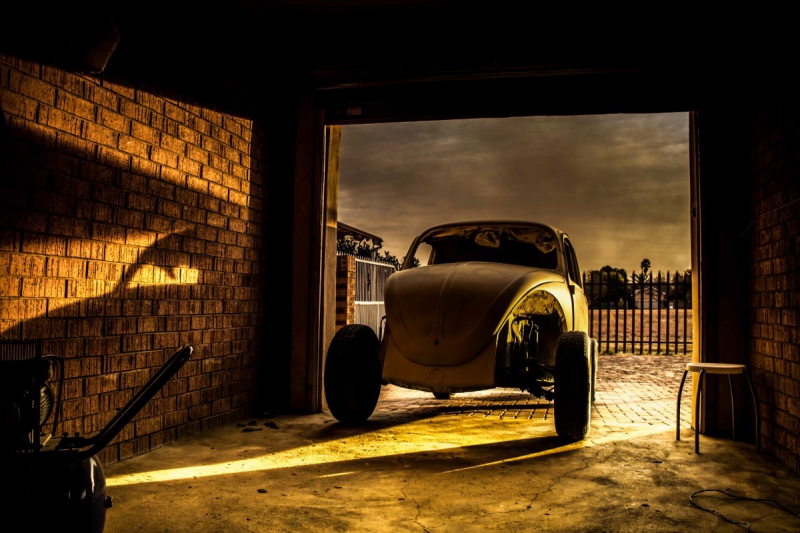 carrosserie-LA BRIGUE-min_car_garage_volkswagen_sunset_vw_beetle-81658